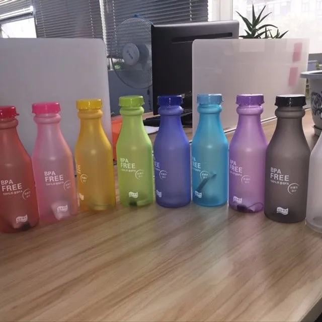 Praktická láhev na vodu s poutkem - 8 barev