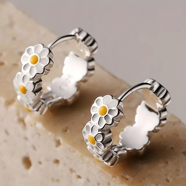 Elegant silver earrings with daisy motif