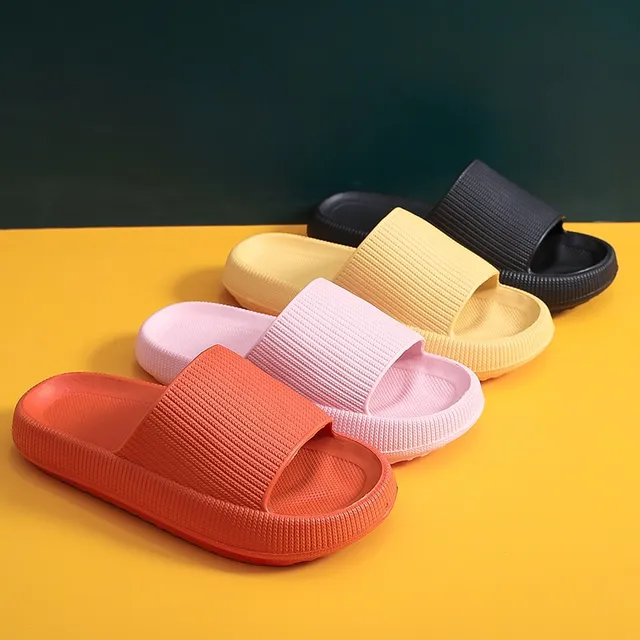 Papuci groși pentru femei într-o versiune elegantă cu platformă