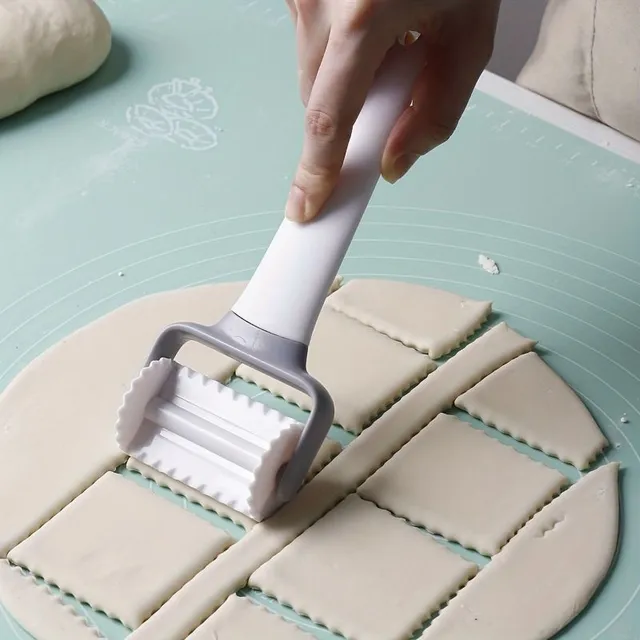 Kitchen roll with dough cutter