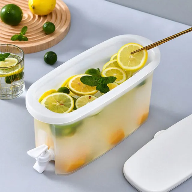 Praktická moderná menšia nádoba s dávkovačom na rôzne nápoje v chladničke