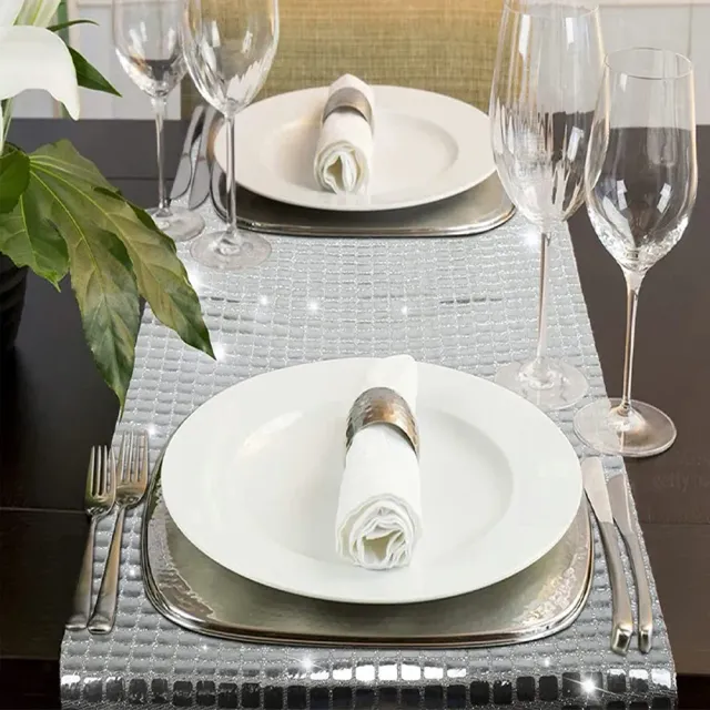 Moderní běhoun na jídelní stůl - luxusní stříbrné provedení, voděodolný, snadná údržba