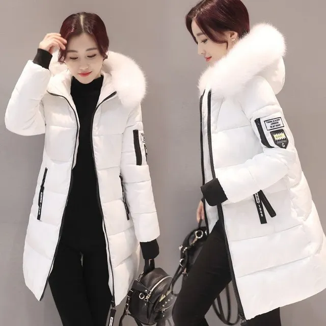 Dámska zimná bunda s výrazným golierom a aplikáciami