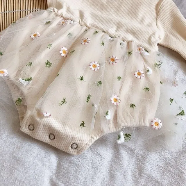 A lány baba aranyos öltözéke
