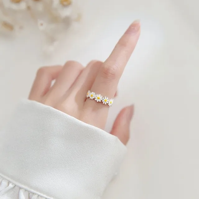 Dámsky moderný prsteň s krásnymi sedmokráskami