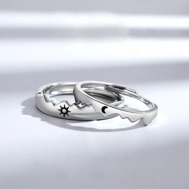 Pair of rings with motifs for couples