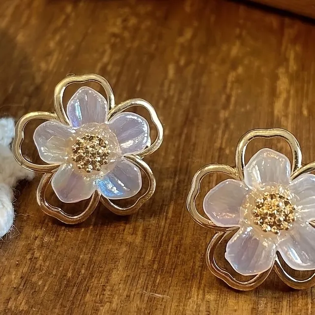 Flower earrings made of zinc alloy for women and girls