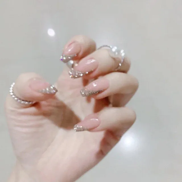 Modern fine artificial nails Anna