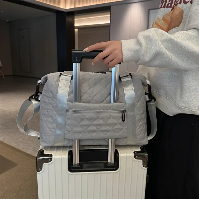 Praktická cestovní taška s velkou kapacitou, lehká a nepromokavá, ideální i pro outdoorové aktivity a fitness
