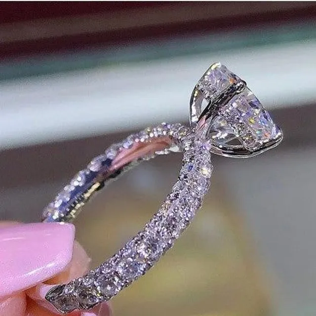 Elegancki pierścionek z kryształowymi kamieniami