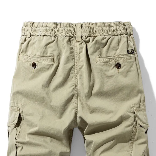 Practical cargo shorts made of cotton with elastic waist and pockets - ideal for summer activities and leisure