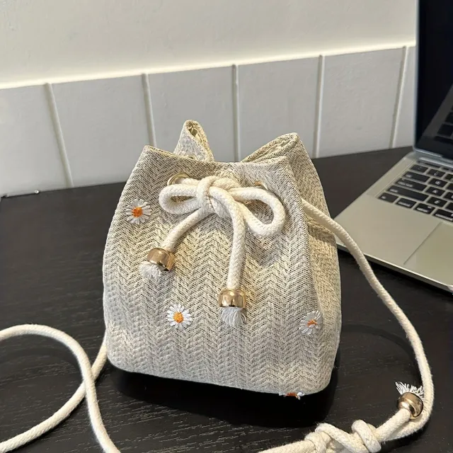 Taška přes rameno s minimalistickým designem ze slámy s výšivkou sedmikrásky