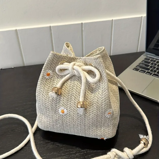 Shoulder bag with minimalist straw design with daisy embroidery