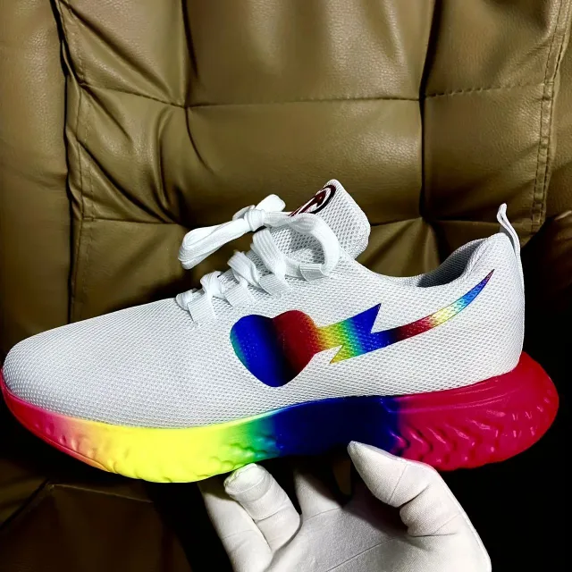 Damen Laufschuhe mit Regenbogen-Sohle aus atmungsaktivem Gewebe und Schnürsenkeln