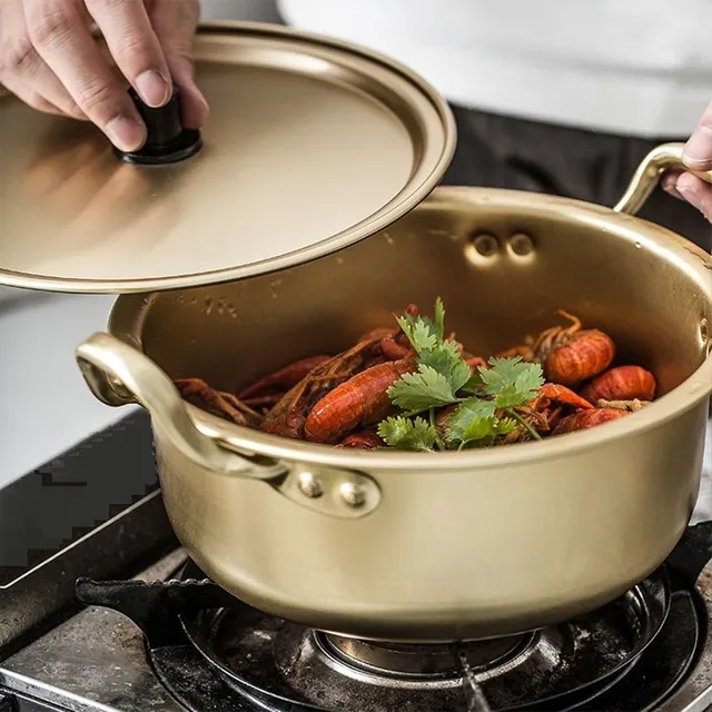 Casserole en aluminium dorée