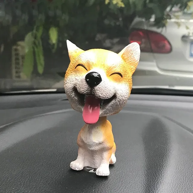 Psy z głową uśmiechniętą w samochodzie Max