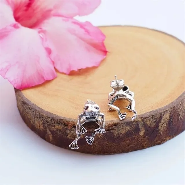 Pair of luxury earrings in the shape of frogs crawling through a hole - silver color Vihaan