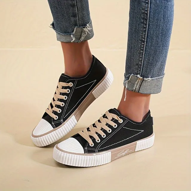 Women's canvas skateboard sneakers with low ankle and flat sole, casual laceration