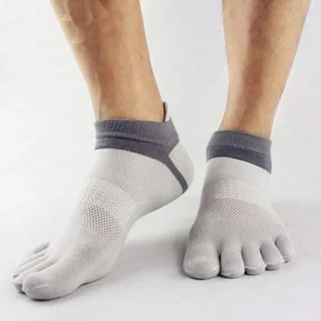 Štýlové pánske ponožky na nohách