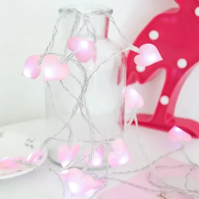 Ghirlandă luminoasă cu LED-uri și inimi pastelate delicate