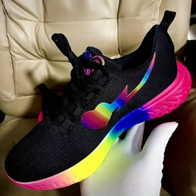 Damen Laufschuhe mit Regenbogen-Sohle aus atmungsaktivem Gewebe und Schnürsenkeln