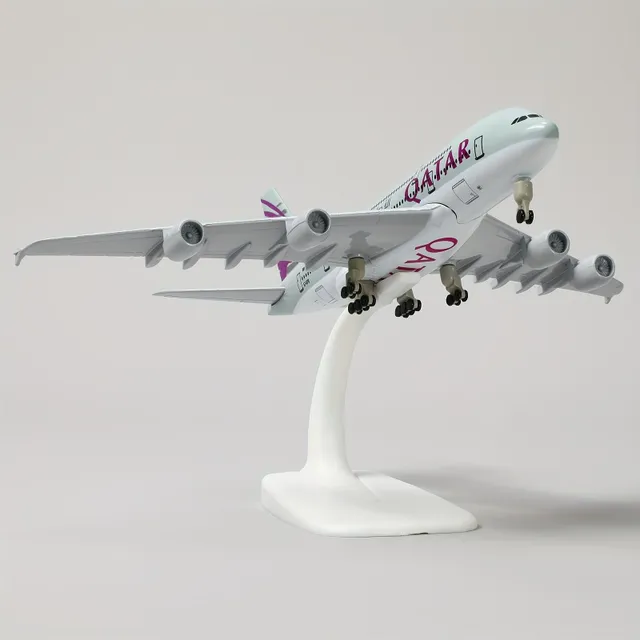 Model de colecție al avionului Airbus A380 al companiei Qatar Airways la scară 1:300