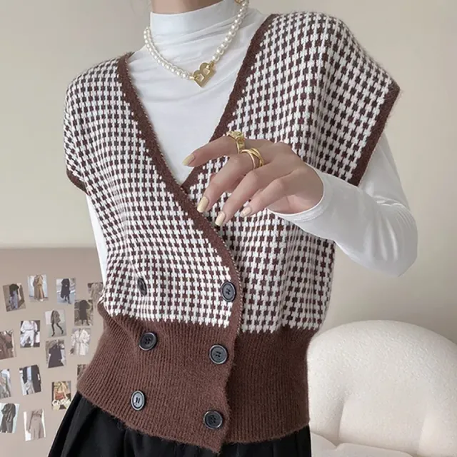 Autumn/winter women's plaid knitted vest with V-neck and double button fastening