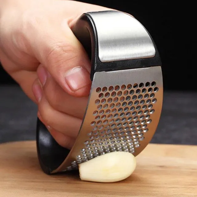 Hand-operated garlic presses