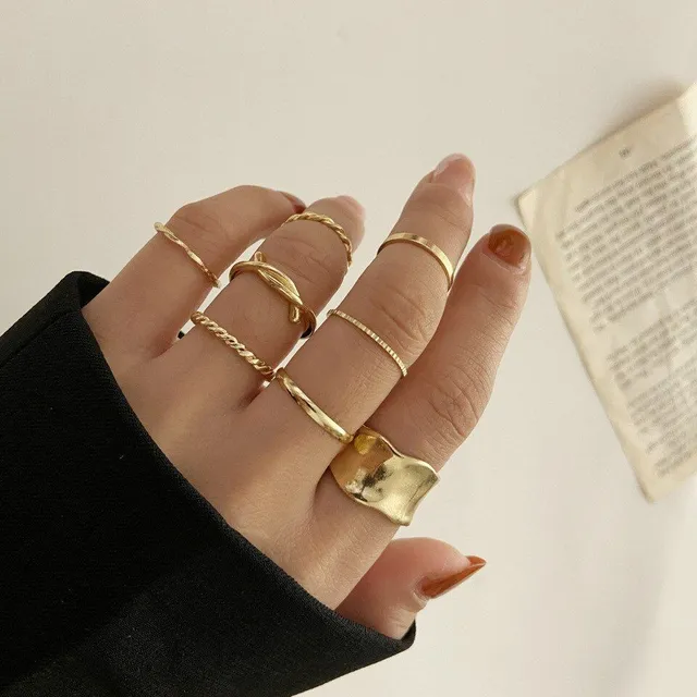 Set of metal rings for women - 7 pcs