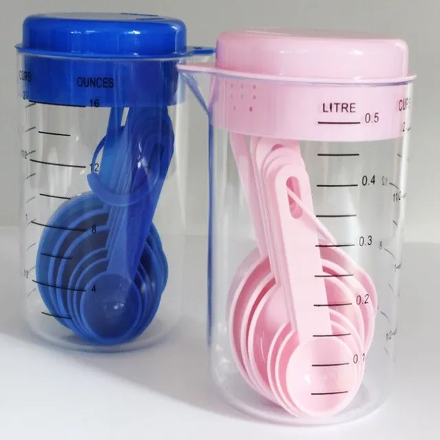 Plastic measuring cup 500 ml with measuring spoons