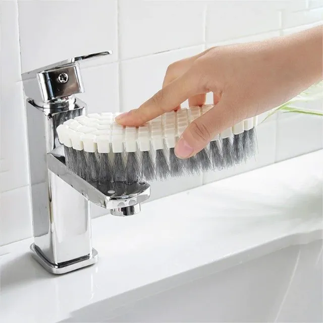 Flexible cleaning brush