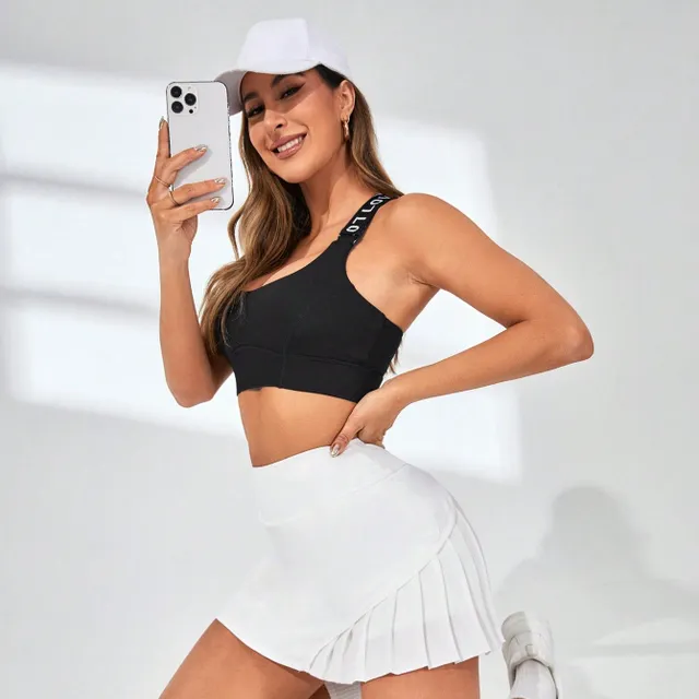 Tennis skirt with a wide ribbon in the waist and a volley line for active movement