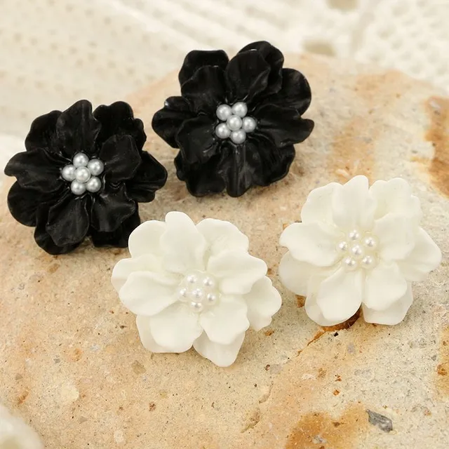 Beautiful lady earrings in the shape of Madelyn flower