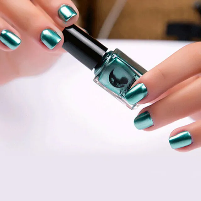 Krásné laky na nehty se zrcadlovým efektem - více barev zelena