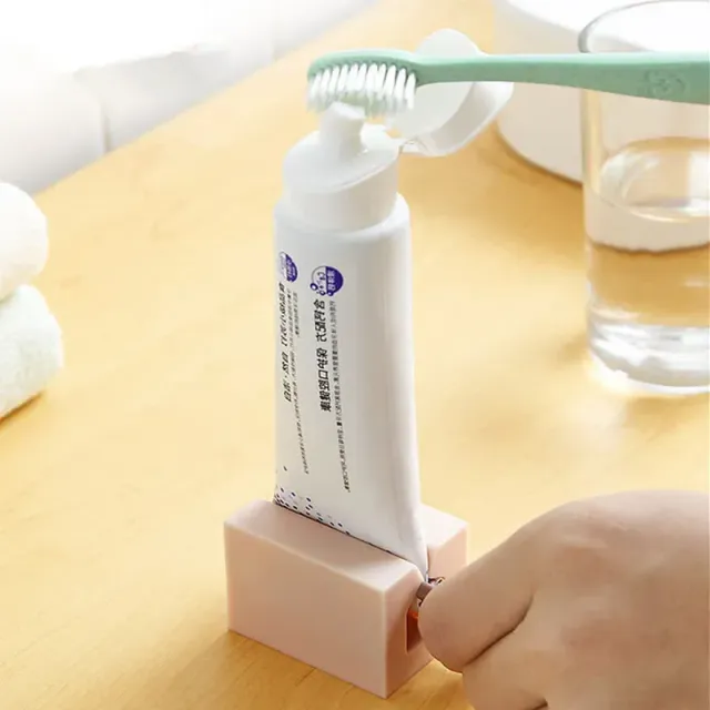 Jednoduché a pohodlné dávkování zubní pasty pomocí plastového dávkovače s rolovacím mechanismem