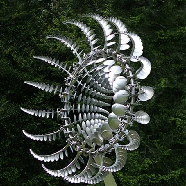 Metalowy śmigło wiatrowe - dekoracja ogrodu