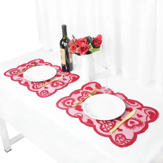 Valentýnský červený běhoun na stůl s vyšívanými srdíčky