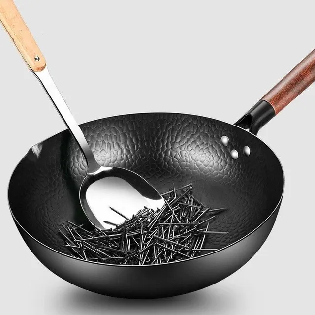 Iron pan with wooden lid