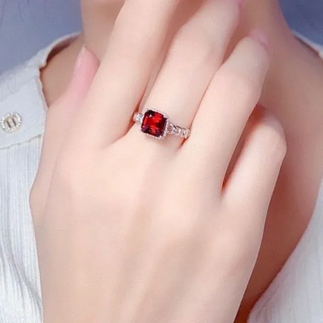 Inel modern pentru femei în culoare argintie cu un aspect interesant și o piatră roșie șlefuită