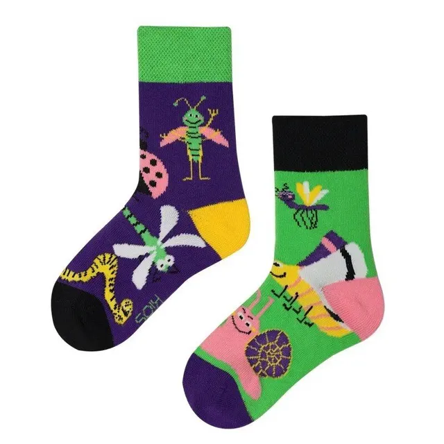 Dětské barevné ponožky s roztomilými kreslenými motivy - středně vysoké bavlněné ponožky