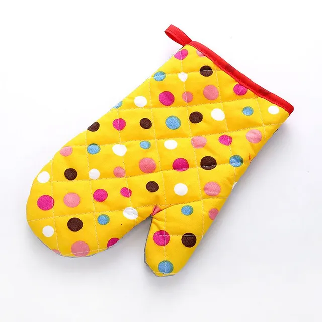 Kitchen mitt with polka dots