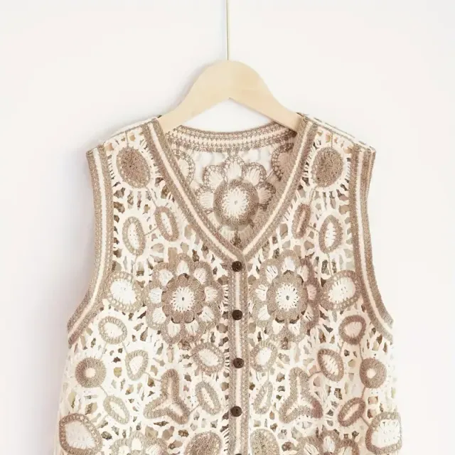 God's knitted vest with cracked pattern - universal size for girls