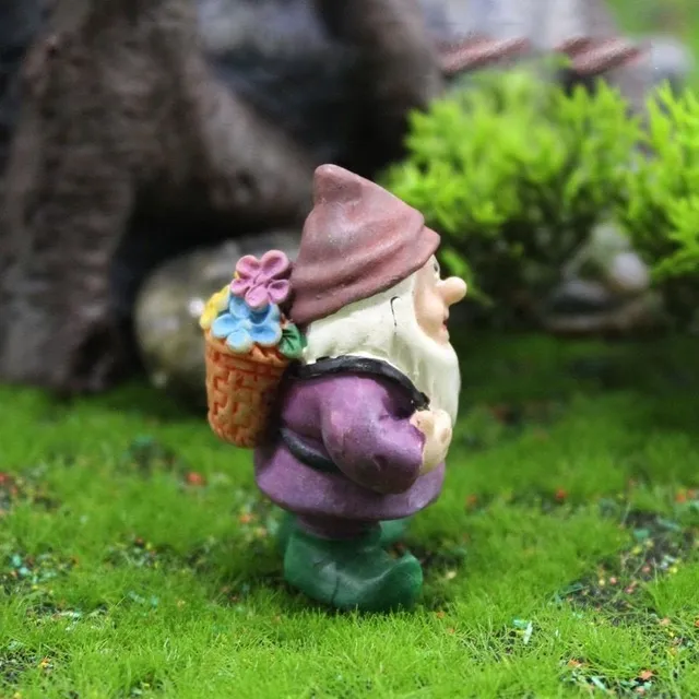 Gnom de grădină decorativ în miniatură într-o interpretare amuzantă