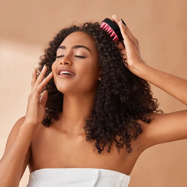 Masáž a odlupovanie silikónovej kefky na vlasy - starostlivosť o zdravé a lesklé vlasy