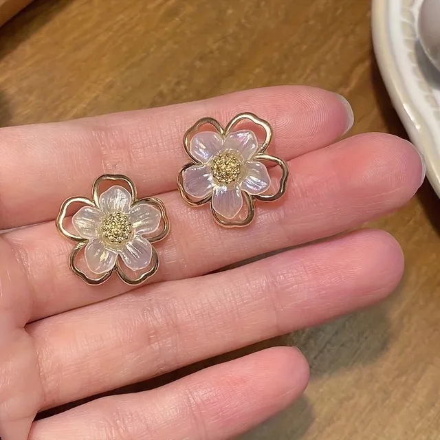 Flower earrings made of zinc alloy for women and girls