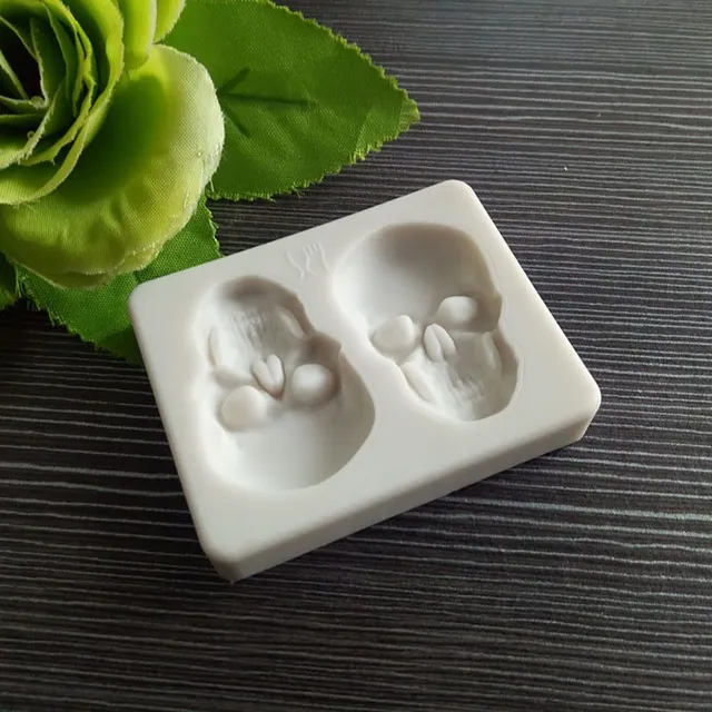 Silicone mould with skull