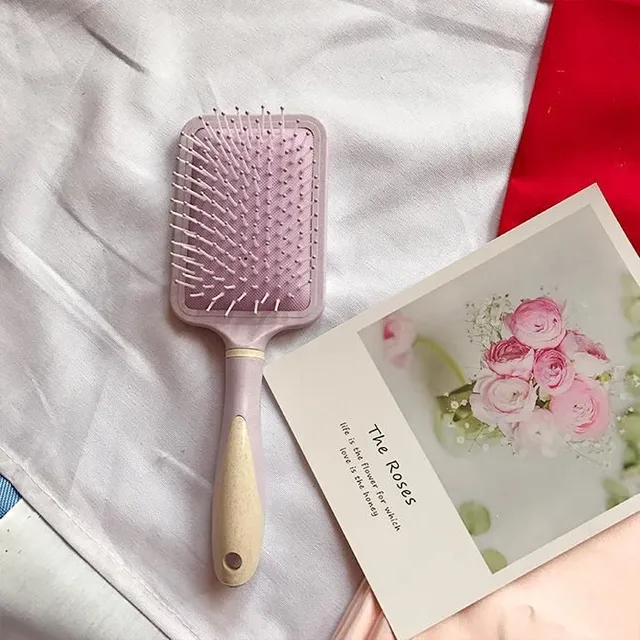 Růžový lila plastový masážní kartáč na vlasy