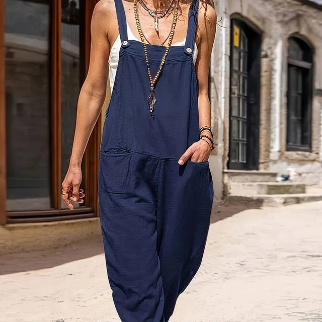 Women's sleeveless jumpsuit with pockets on the front - solid colour