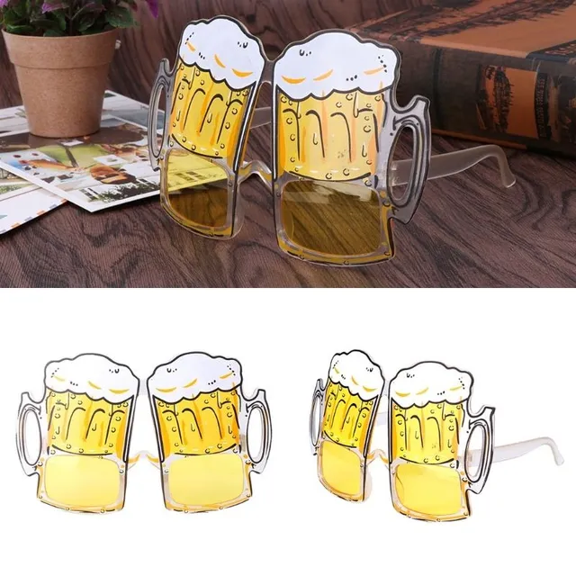 Szórakoztató buli napsütéses sör poharak