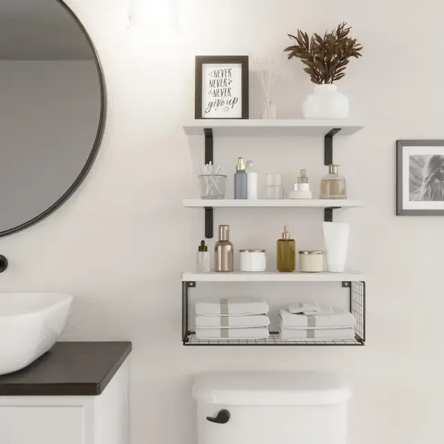 1 sada koupelnových polic nad toaletou, bílé plovoucí koupelnové poličky nástěnné s drátěným košem, dřevěná plovoucí polička pro nástěnnou dekoraci, koupelnové nástěnné police, závěsné nástěnné poličky do koupelny (bílé)
